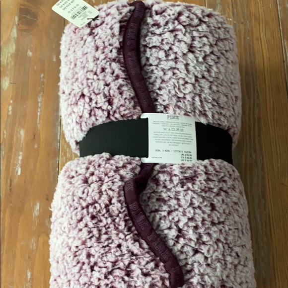 NEW VS PINK washed Sherpa Blanket - Picture 5 of 5